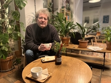 Kafe s farářem v Atriu na Žižkově